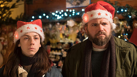 "Stadtkomödie: Geschenkt": Manuel (Tristan Göbel, l.) und Gerold Plassek (Thomas Stipsits) auf dem Weihnachtsmarkt
