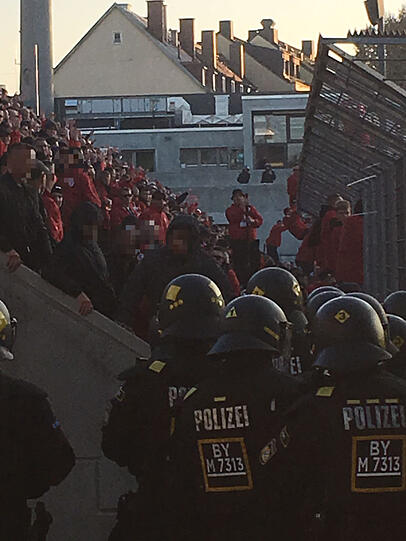 Provokationen der Halle-Fans in Richtung Polizei.