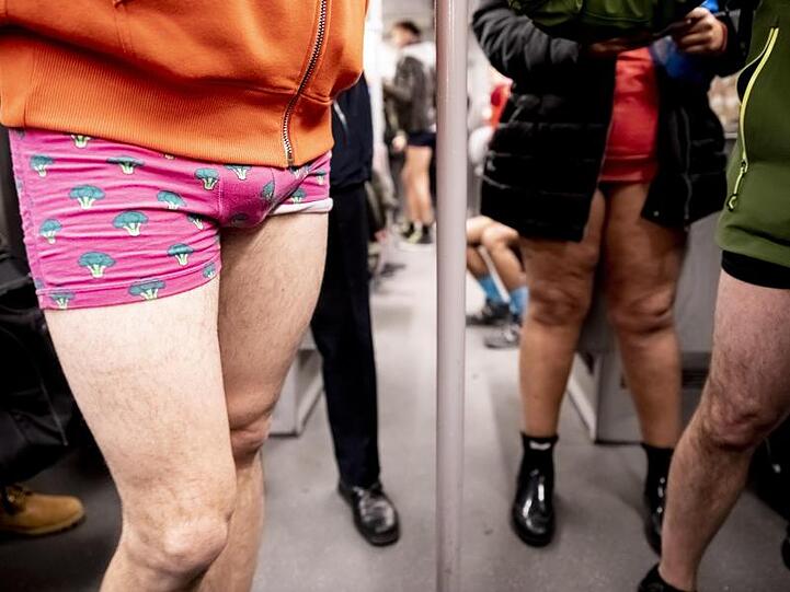 Der "No Pants Subway Ride" ist zu einem weltweiten Event geworden. Auch in Berlin fährt man darauf ab.