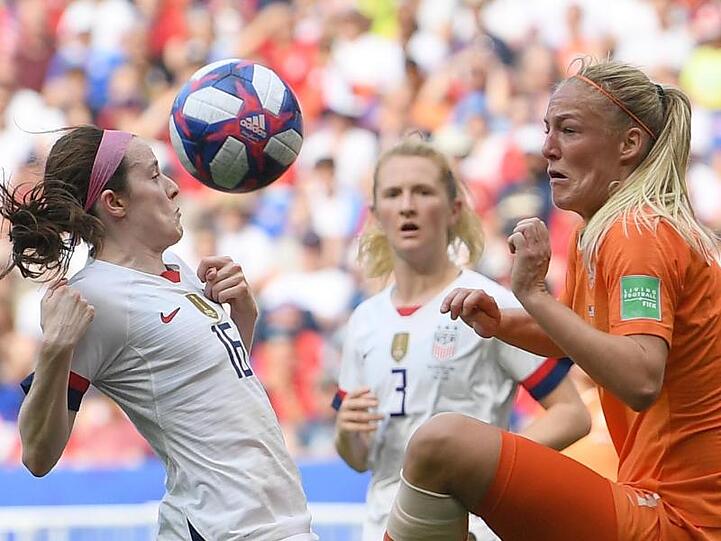 Alex Morgan aus den USA (l) im Zweikampf mit Stefanie van der Gragt aus den Niederlanden.