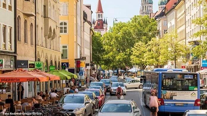Parken in zweiter Reihe und Verkehrschaos. So sieht das Tal aktuell noch aus.