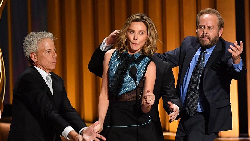 Calista Flockhart bei der Emmy-Verleihung im Kreis ihrer "Ally McBeal"-Kollegen.