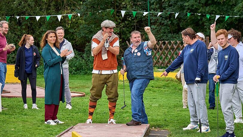 "Mord mit Aussicht": Die Hengascher Golf-Community feiert ein ersten Erfolg.