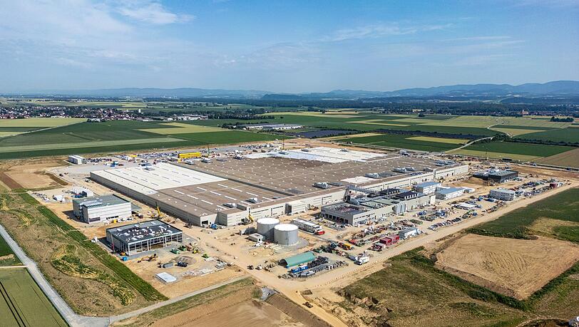 Der Bau des BMW-Montagewerks für Hochvoltbatterien kommt zügig voran.