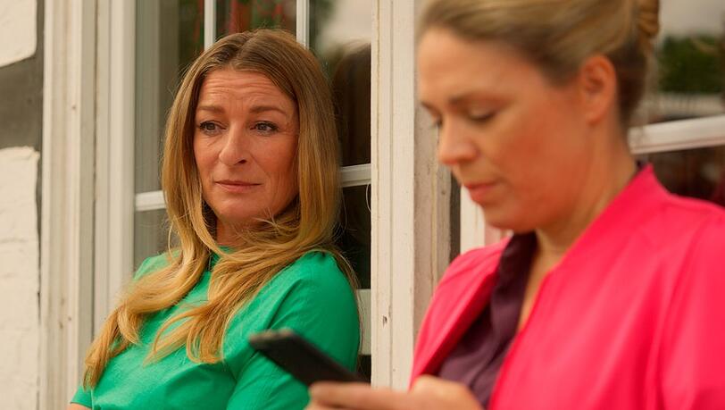 "Rote Rosen": Carla (l.) fragt sich, ob sie schwanger ist. "Rote Rosen": Carla (l.) fragt sich, ob sie schwanger ist.