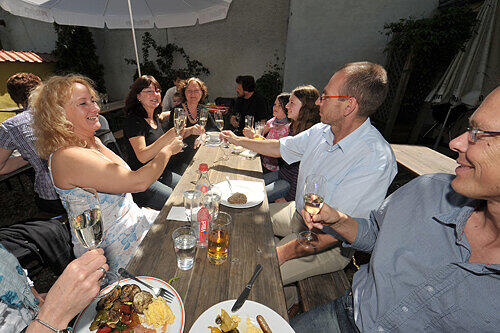Im Sommergarten der "Zabo-Linde" kann man auch, wie hier beim allsonntäglichen Brunch, mit einem Glas Sekt anstoßen.