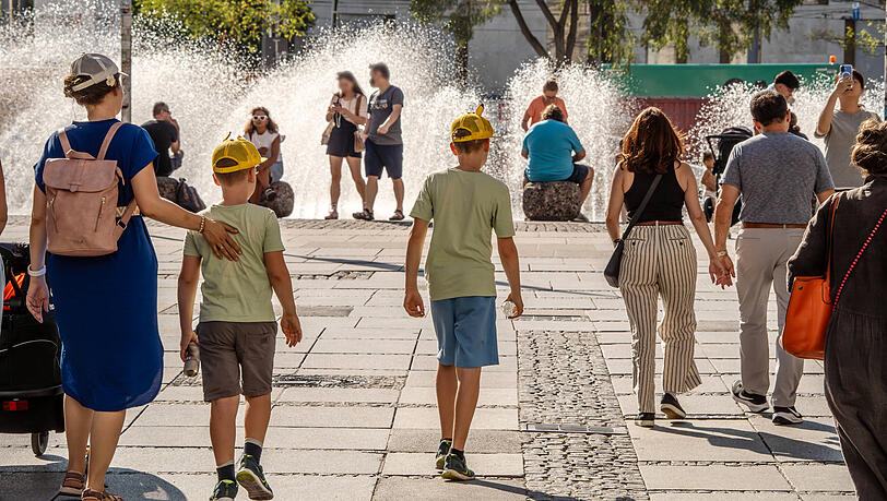 Wenn die Temperaturen steigen, sp&uuml;rt man das besonders in der Innenstadt. Auf die Fu&szlig;g&auml;ngerzone brennt&rsquo;s runter und die schattigen Platzerl sind rar. Da bietet der Brunnen am Stachus f&uuml;r viele eine willkommene Abk&uuml;hlung.
