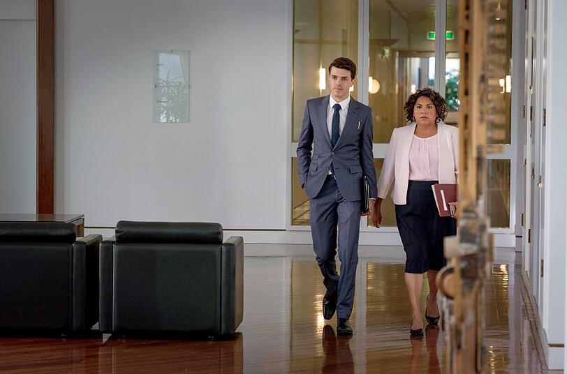 Alex (Deborah Mailman, mit Harry Richardson) gerät immer tiefer in die Mühlen der Politik. Alex (Deborah Mailman, mit Harry Richardson) gerät immer tiefer in die Mühlen der Politik.