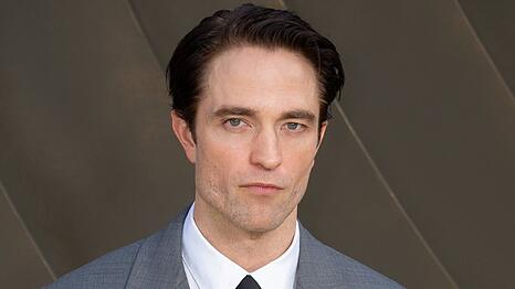 Robert Pattinson spricht &uuml;ber den "Batman 2"-Dreh.