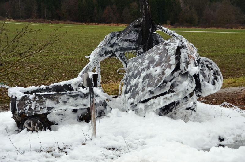 Horror-Unfall am Tag von Heiligabend: Ein Auto ist auf der B12 gegen einen Baum geschleudert. Der Insasse verbrannte im Wrack.