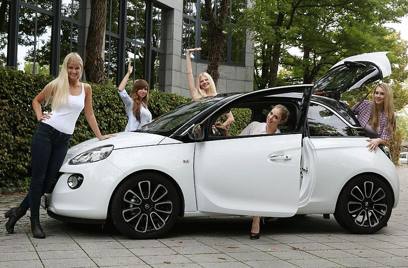 Lisa, Denise, Annemarie und Patricia checken Maries Flitzer, den sie im vergangenen Jahr gewann.