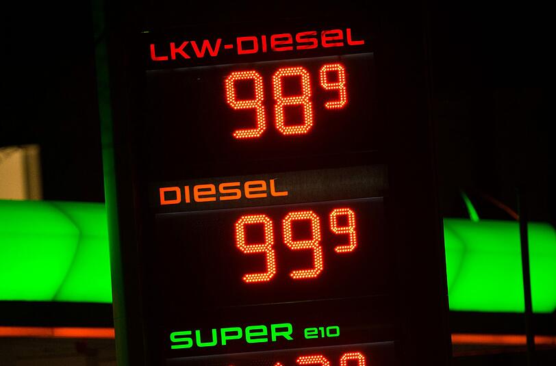 Der Benzinpreis ist niedrig wie nie: Diesel-Kraftstoff kratzt an der 1-Euro-Marke.