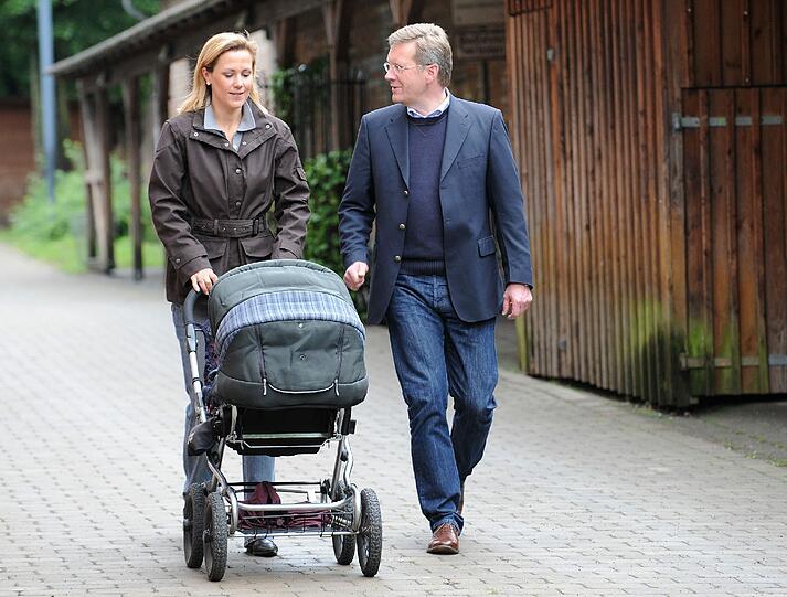 12. Mai 2008: Bettina Wulff bringt Sohn Linus Florian zur Welt. Die Ehepartner haben außerdem jeweils ein Kind aus früheren Beziehungen.