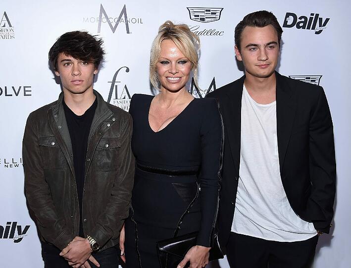 Pamela Anderson hat ihre Söhne Dylan und Brandon mitgebracht