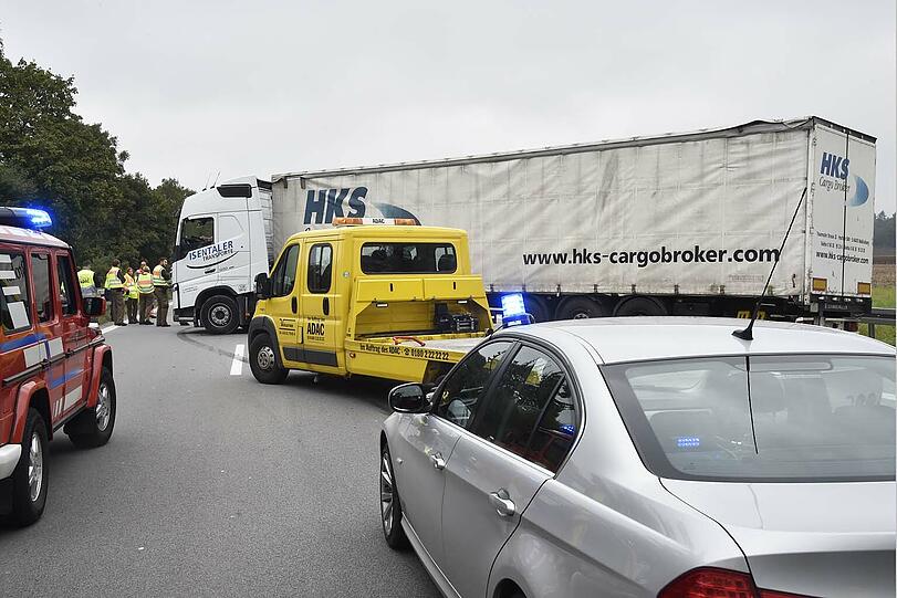 Der Lkw-Fahrer schützte die unfallstelle vor Schaulustigen.