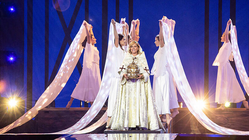 Helene Fischer im liturgischen Gewand umringt von Tänzerinnen des Füssener Musical-Ensemble "Die Päpstin".