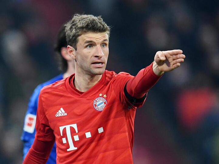 Thomas Müller vom FC Bayern gestikuliert.