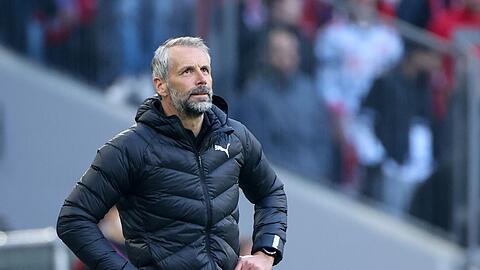Dortmunds Trainer Marco Rose blickt nach oben.