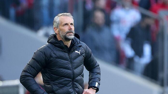Dortmunds Trainer Marco Rose blickt nach oben.