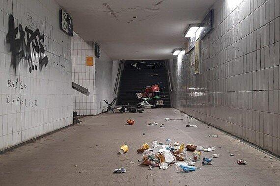 Unbekannte haben am Samstagabend den S-Bahn-Eingang in Aubing vermüllt.