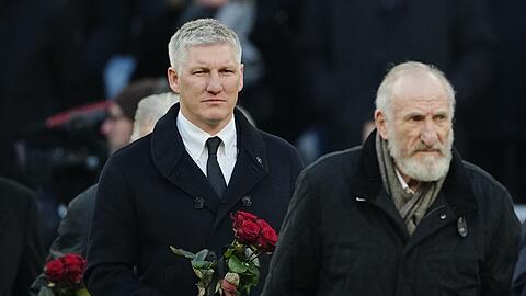 Bastian Schweinsteiger (l), ehemaliger Fußballspieler nimmt an der Trauerfeier für den verstorbenen Fußballstar und Trainer teil. Nach dem Tod von Franz Beckenbauer wird der frühere Fußball-Weltmeister Bastian Schweinsteiger ein Erbe des Fußball-"Kaisers" antreten.