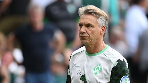 Muss seine Mannschaft umstellen: Bremens Trainer Horst Steffen (Archiv)