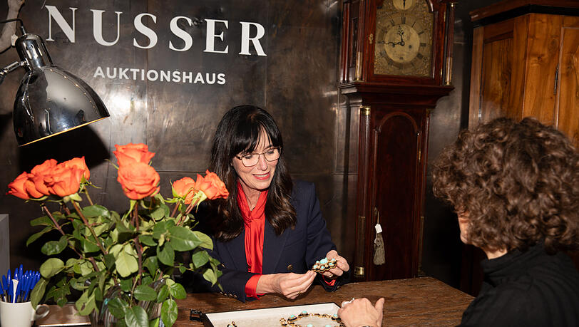 Beim Schmuckexpertentag im Auktionshaus Nusser begutachtetet Dr. Heide Rezepa-Zabel ausgew&auml;hlte Schmuckst&uuml;cke.