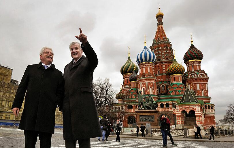 Der bayerische Ministerpraesident Horst Seehofer (CSU) und Bayerns Wirtschaftsminister Martin Zeil (FDP, l.) posieren auf dem Roten Platz in Moskau vor der St. Basilius Kirche.