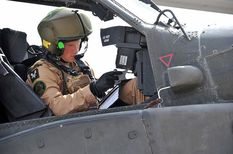 Henry Mountbatten-Windsor bereitet seinen Apache-Helikopter für eine Trainigsmission vor.