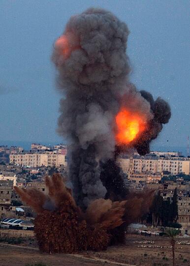 Heftige Rauchsäulen steigen in den Morgenhimmel, nachdem israelische Kampfflugzeuge Bomben über dem Gaza-Streifen abgeworfen haben. Bislang wurden 19 Menschen getötet.