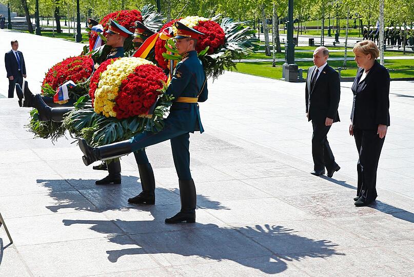 Angela Merkel und Wladimir Putin legten gemeinsam am Grabmal des Unbekannten Soldaten einen Kranz nieder. Anschließend gingen die beiden zu Fuß durch den Alexandergarten in den Kreml.