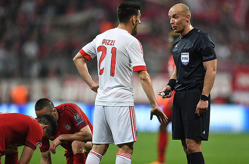 Szene aus dem Champions-League-Viertelfinal-Hinspiel des FC Bayern gegen Benfica Lissabon am 5. April in der Allianz Arena: Schiedsrichter Szymon Marciniak knöpft sich Benfica-Profi Pizzi vor.