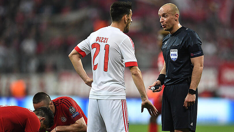 Szene aus dem Champions-League-Viertelfinal-Hinspiel des FC Bayern gegen Benfica Lissabon am 5. April in der Allianz Arena: Schiedsrichter Szymon Marciniak knöpft sich Benfica-Profi Pizzi vor.