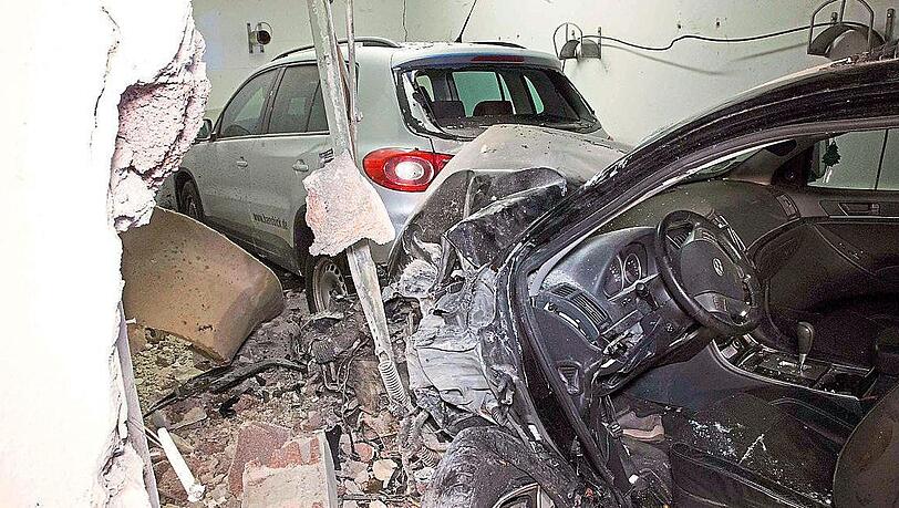 An der Einmündung des Postwegs in die Frontenhausener Straße in Gerzen schafft der Fahrer des Hyundai offensichtlich die scharfe Kurve der Hauptstraße nicht mehr und kracht in einen Garagenkomplex. An der Einmündung des Postwegs in die Frontenhausener Straße in Gerzen schafft der Fahrer des Hyundai offensichtlich die scharfe Kurve der Hauptstraße nicht mehr und kracht in einen Garagenkomplex.