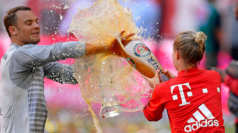 Dann erwischte es auch Manuel Neuer - Teammanagerin Kathleen Krüger freute sich diebisch.