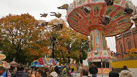 Dank der Corona-Pandemie müssen 2020 neben vielen Volksfesten und Märkten auch die Wiesn und die hier gezeigte Auer Dult ausfallen.