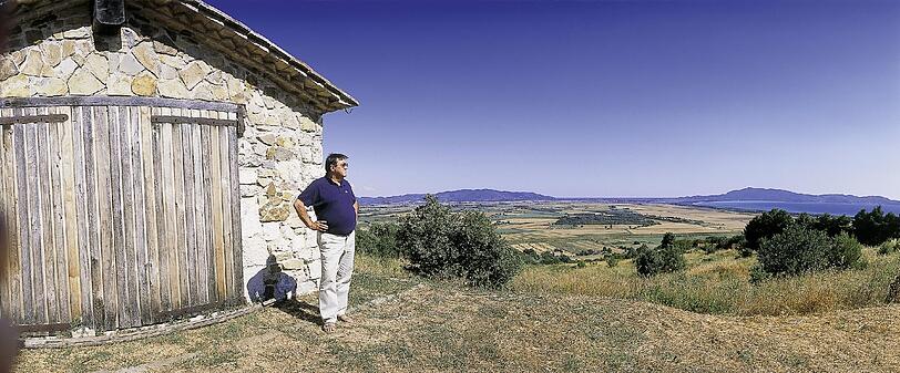 Von Zeit zu Zeit genießt Karl Egger den Ausblick über sein Landgut in der Maremma.