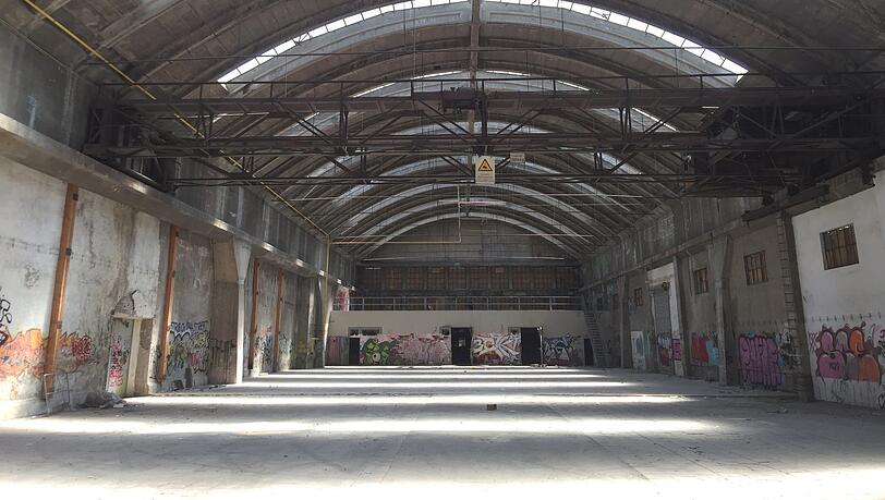Tonnenhalle von 1926 mit Bögen: bisher ein Lager der Stadtwerke. Tonnenhalle von 1926 mit Bögen: bisher ein Lager der Stadtwerke.