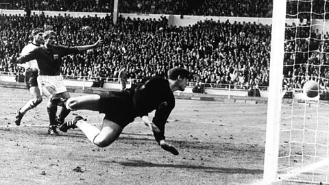 Das berühmteste Nicht-Tor aller Zeiten: Geoff Hurst (nicht im Bild) trifft im WM-Halbfinale gegen Deutschland die Latte, der Ball springt raus, der Schiedsrichter gibt Tor, England siegt 4:2 nach Verlängerung.