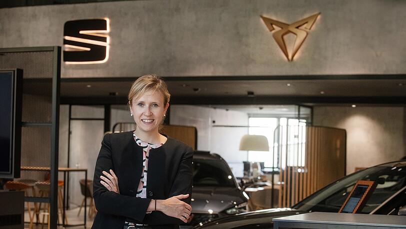 Pia-Geschäftsführerin Claudia Fröhlich in ihrem neuen Autohaus.