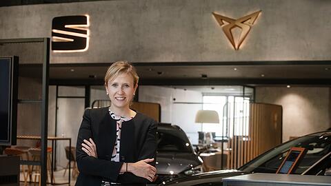 Pia-Geschäftsführerin Claudia Fröhlich in ihrem neuen Autohaus.