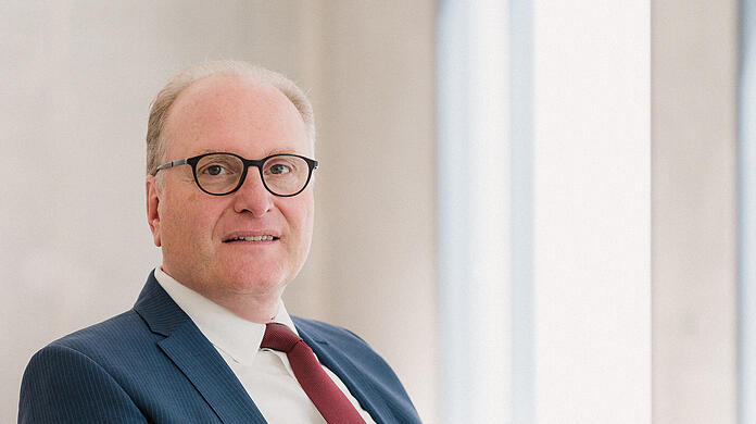 Der Behördenleiter Axel Uttenreuther rechnet mit Verlusten nach riskanten Investitionen in den US-Immobilienmarkt.