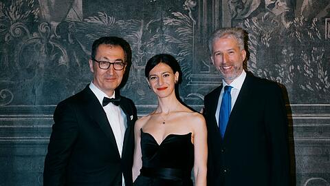 Das Brautpaar strahlt bei der Trauung im T&uuml;binger Rathaus