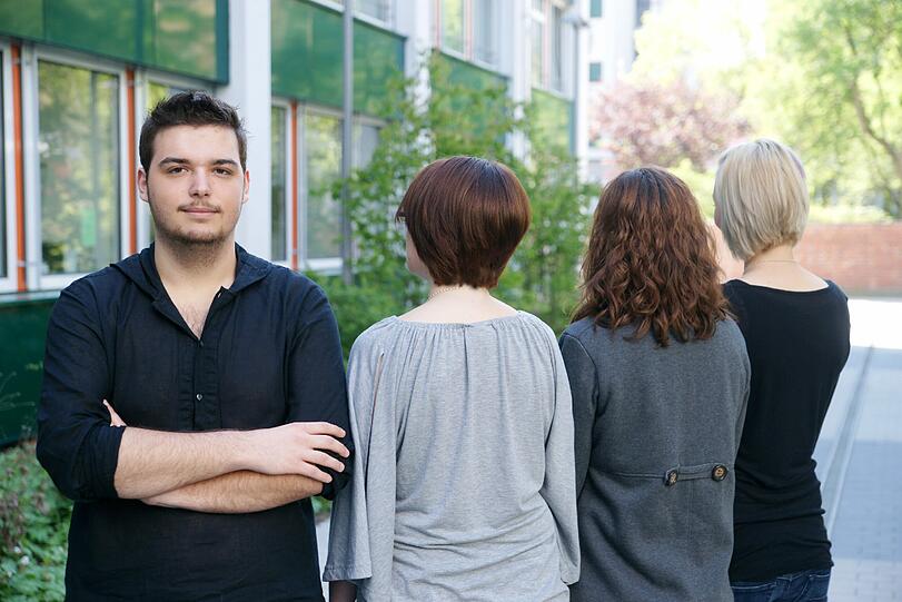 Vier Friseure &ndash; und nur einer wird von seinem Chef fair bezahlt und behandelt: Der Mann &ndash; Oliver Riepl. Seine drei Kolleginnen mussten sich viel gefallen lassen und wollen ihr Gesicht nicht zeigen.