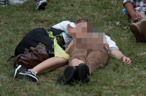 Hier hat es offenbar beide in die Knie gezwungen. Dieser Wiesn-Fan wirkt mit seiner Situation ganz zufrieden...