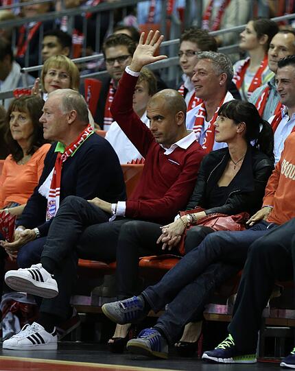 Die FC-Bayern-Fußballer im Audi Dome.