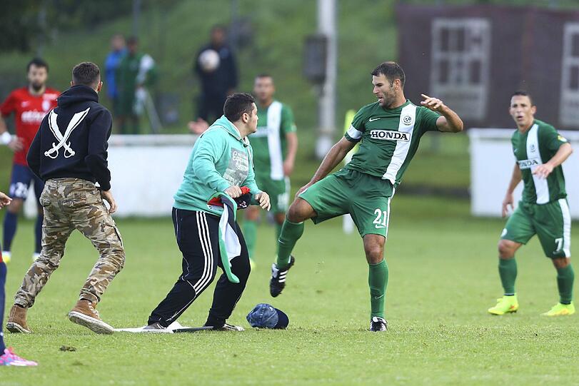 Hass und Gewalt: Prügel-Fans stürmen das Feld mit Palästina-Fahnen und gehen auf die Spieler der israelischen Mannschaft los. Die Bilder.