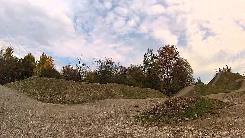 Der Bikepark in Unterhaching zieht Mountainbiker und BMWer aus der ganzen Region an.