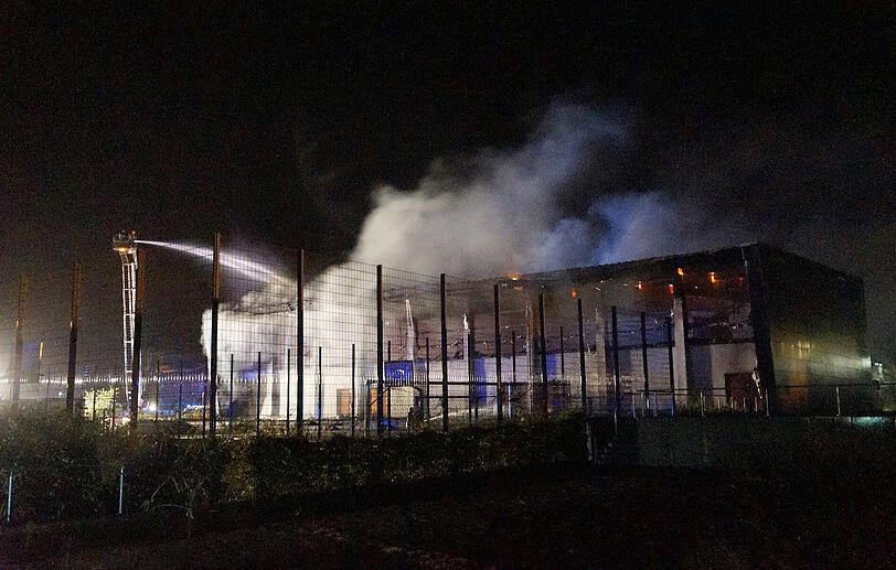Im brandenburgischen Nauen kämpft die Feuerwehr gegen den Brand in einer geplanten Notunterkunft