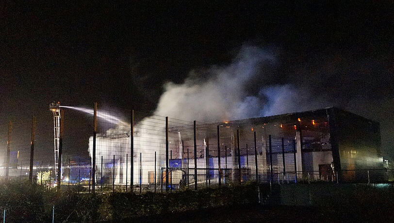 Im brandenburgischen Nauen kämpft die Feuerwehr gegen den Brand in einer geplanten Notunterkunft Im brandenburgischen Nauen kämpft die Feuerwehr gegen den Brand in einer geplanten Notunterkunft